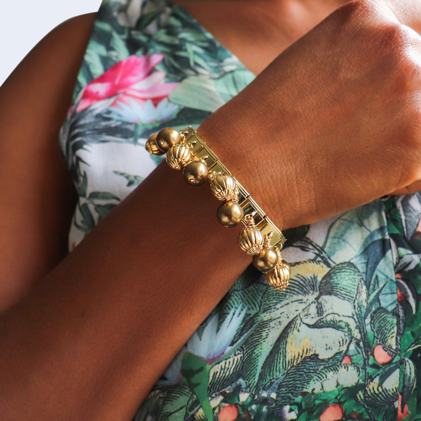 Slip-on bracelet in gold-tone with pearls and metal beads.